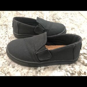 NEVER WORN-TOMS Black Canvas Tiny TOMS Classics